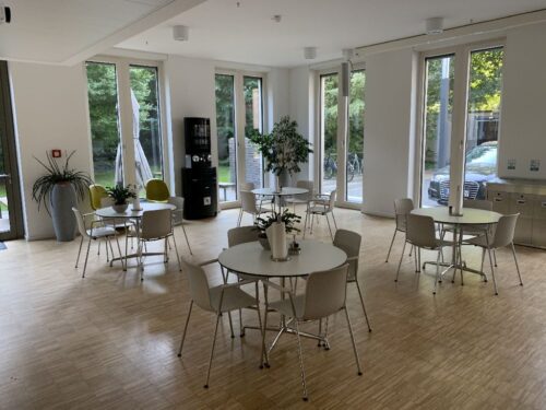 Bistrotisch-vitra-cotract table-mit-bistrostuhl-vitra-hal