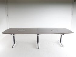 Konferenztisch von Bene Modell Filo table 320x120 cm Eiche Furnier leichte Tonnen form Gestell Aluminium  Frontansicht