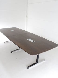 Konferenztisch von Bene Modell Filo table 320x120 cm Eiche Furnier leichte Tonnen form Gestell Aluminium  Obenansicht