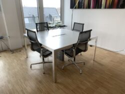 Konferenztisch von Unifor Modell Naos Platte weiss 150x150 für 4 Personen Gestell Alu poliert  Stühle auf Anfrage verfügbar   Frontansicht
