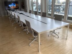 Konferenztisch für 14-16 Personen von Unifor Platte weiss Gestell Aluminium poliert