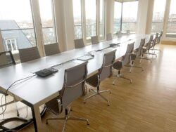 Konferenztisch für 14-16 Personen von Unifor Platte weiss Gestell Aluminium poliert seitenansicht