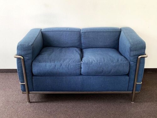 Sofa 2-Sitzer Cassina Le Corbusier Polster jeansblau Chromgestell Frontansicht