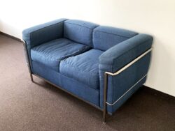 Sofa 2-Sitzer Cassina Le Corbusier Polster jeansblau Chromgestell Seitenansicht