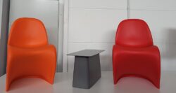 Kunststoffstuhl von Vitra Panton Chair oange und rot mit Beistelltisch aus Metall gebraucht Frontansicht