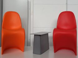 Kunststoffstuhl von Vitra Panton Chair oange und rot mit Beistelltisch aus Metall gebraucht Frontansicht