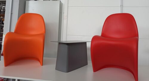 Kunststoffstuhl von Vitra Panton Chair oange und rot mit Beistelltisch aus Metall gebraucht Frontansicht