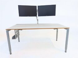 Schreibtisch von VS-Möbel mit Monitorhalter gebraucht