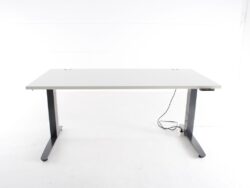Elektrisch höhenverstellbarer Schreibtisch von Kinnarps Tischlatte  weiss Gestell anthrazit Frontansicht