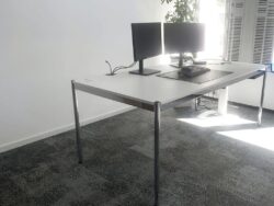 Schreibtisch USM Haller 200x100cm Platte weiss 4-Fuß-Chromgestell Kabelauslässe gebraucht Seitenansicht