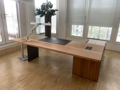 chefschreibtisch renz mit sideboard frontansicht