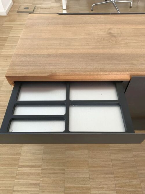 chefschreibtisch renz mit sideboard detailansicht