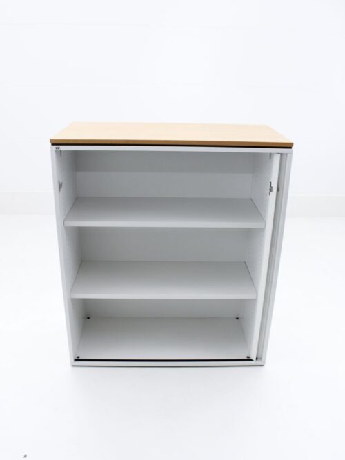 Highboard 85 cm breit 3 Ordnerreihen hoch Korpus und Lamellentür weiss Deckplatte Eiche gebraucht Frontansicht