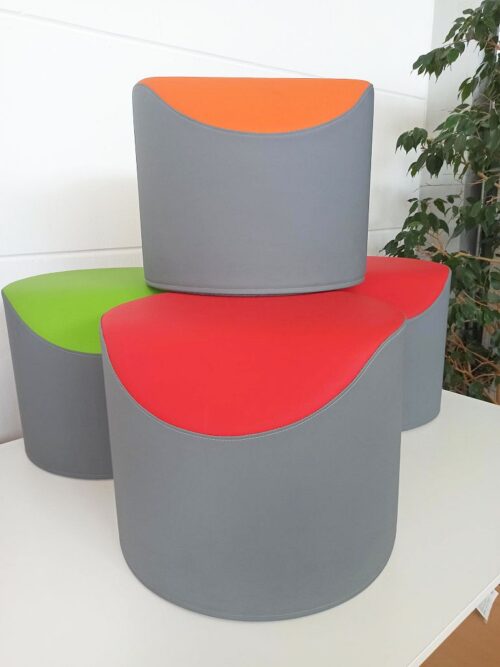 Sitzkocker Softline Kunstleder Korpus grau Sitz rot, orange oder grün gebraucht Frontansicht